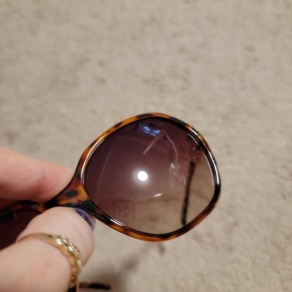 Guess Sunglasses with Case - Picture 4 of 15